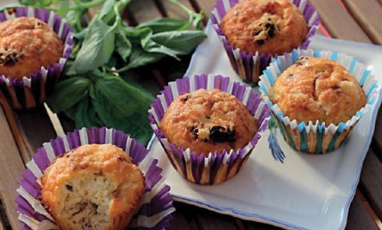 Slané mandlové muffiny se sušenými rajčaty a bazalkou