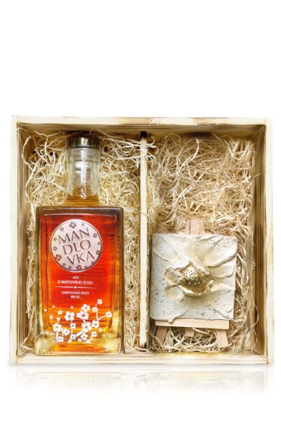 Dřevěný box se zlatou mandlí