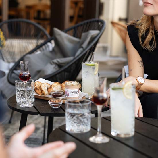 Posezení na zahrádce s letními mandlovými drinky